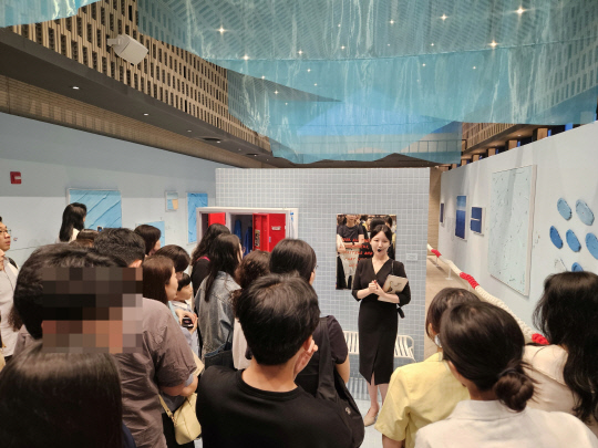 서울 종로구 그라운드시소 서촌에서 열린 '워너 브롱크호스트' 개인전에 19일 참가한 KT 멤버십 이용자들. 김나인 기자